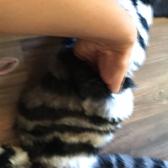 Fuzzy hat with hand warmers - Picture 3 of 4